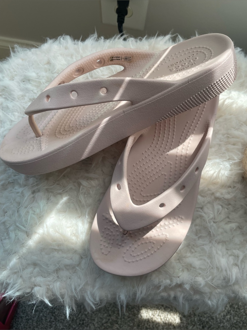 CROCS Woman’s Baya Platform Flip Flops in SZ 6 in gently used condition